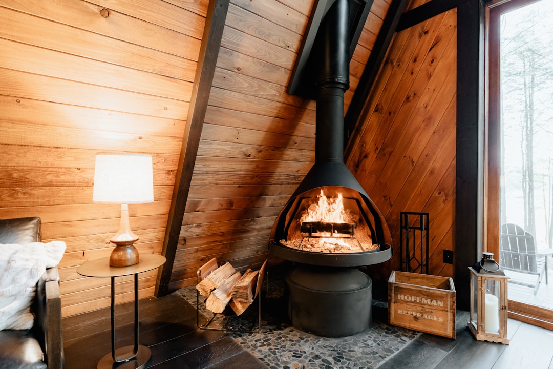 Cozy fire in the living room 1/2 (IG: @clay.banks)